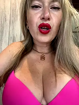 Snapshot of Kittenforyou chatting on 10/21/25, 12:39 Kittenforyou online show from 10/21/25, 12:39