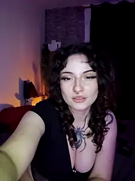 Snapshot of Moxxxie chatting on 11/19/25, 05:24 Moxxxie online show from 11/19/25, 05:24