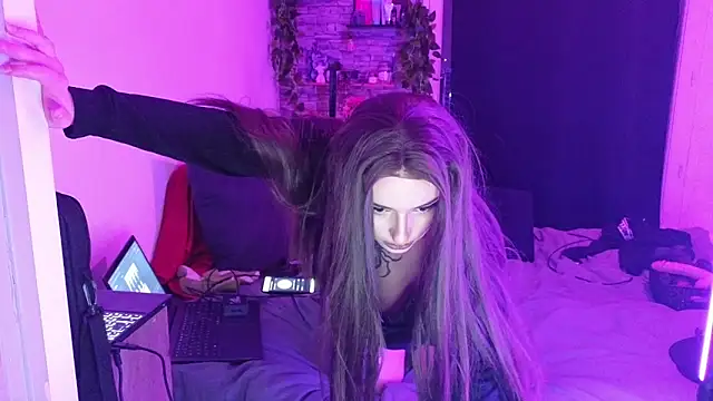 Snapshot of Moxxxie chatting on 11/29/25, 05:49 Moxxxie online show from 11/29/25, 05:49