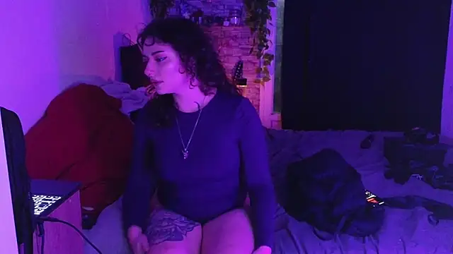 Snapshot of Moxxxie chatting on 12/16/25, 04:34 Moxxxie online show from 12/16/25, 04:34