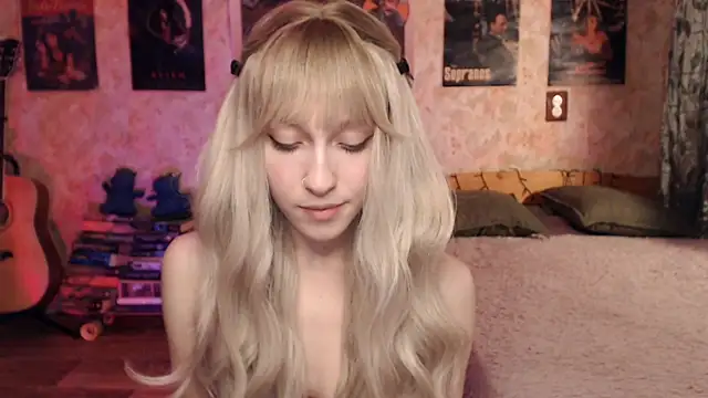 Snapshot of Friendly_Ellie chatting on 02/05/25, 12:17 Friendly Ellie online show from 02/05/25, 12:17