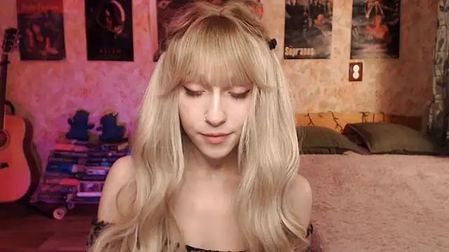 Snapshot of Friendly_Ellie chatting on 03/02/25, 12:09 Friendly Ellie online show from 03/02/25, 12:09
