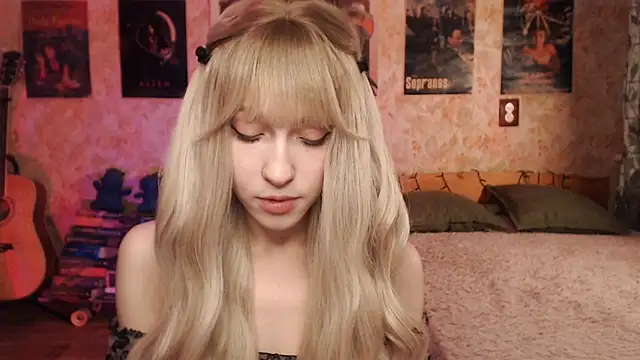Snapshot of Friendly_Ellie chatting on 03/10/25, 12:07 Friendly Ellie online show from 03/10/25, 12:07