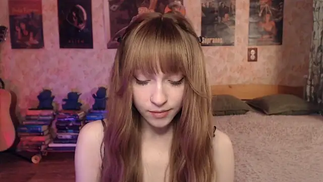 Snapshot of Friendly_Ellie chatting on 04/05/26, 12:30 Friendly Ellie online show from 04/05/26, 12:30