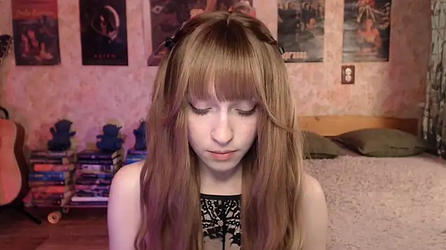 Snapshot of Friendly_Ellie chatting on 04/22/26, 01:12 Friendly Ellie online show from 04/22/26, 01:12