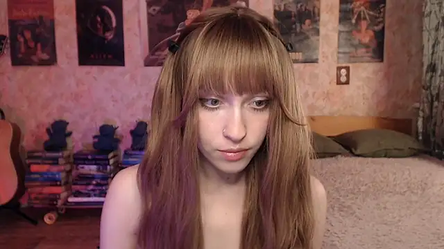 Snapshot of Friendly_Ellie chatting on 04/24/26, 12:18 Friendly Ellie online show from 04/24/26, 12:18