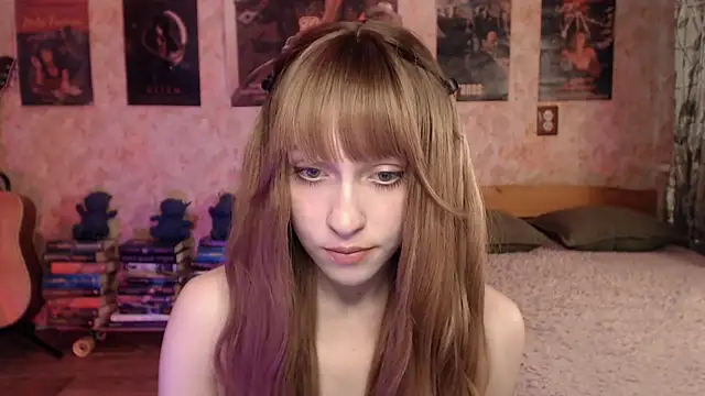 Snapshot of Friendly_Ellie chatting on 04/25/26, 01:30 Friendly Ellie online show from 04/25/26, 01:30