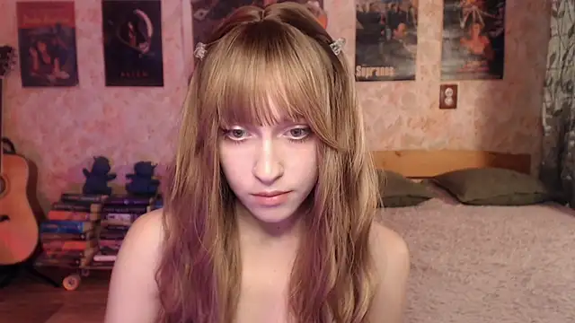 Snapshot of Friendly_Ellie chatting on 07/18/26, 12:26 Friendly Ellie online show from 07/18/26, 12:26