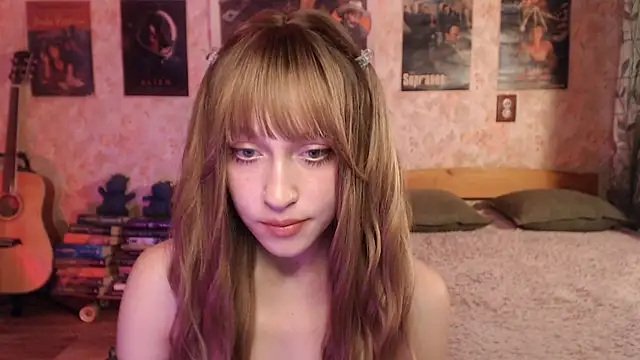 Snapshot of Friendly_Ellie chatting on 07/22/26, 01:19 Friendly Ellie online show from 07/22/26, 01:19