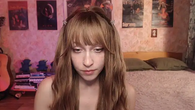 Snapshot of Friendly_Ellie chatting on 07/27/26, 01:40 Friendly Ellie online show from 07/27/26, 01:40