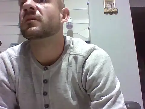 Snapshot of aroj95 chatting on 11/23/25, 03:01 aroj95 online show from 11/23/25, 03:01