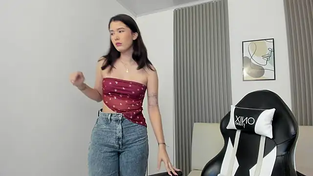 emilyycute  online show from 03/08/25, 12:20