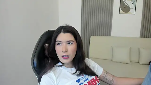 emilyycute  online show from 03/12/25, 12:15