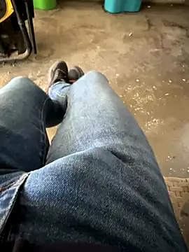 Snapshot of MAHKE12 chatting on 10/13/25, 08:36 MAHKE12 online show from 10/13/25, 08:36