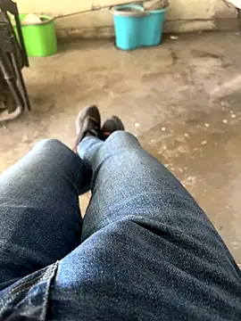 Snapshot of MAHKE12 chatting on 10/15/25, 09:09 MAHKE12 online show from 10/15/25, 09:09