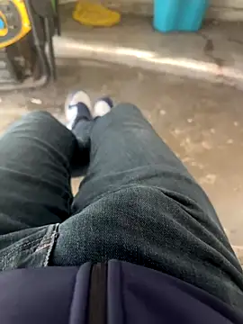 Snapshot of MAHKE12 chatting on 10/23/25, 12:15 MAHKE12 online show from 10/23/25, 12:15