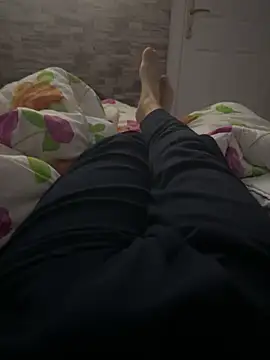 Snapshot of MAHKE12 chatting on 10/24/25, 10:17 MAHKE12 online show from 10/24/25, 10:17