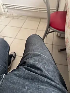 Snapshot of MAHKE12 chatting on 10/31/25, 07:31 MAHKE12 online show from 10/31/25, 07:31