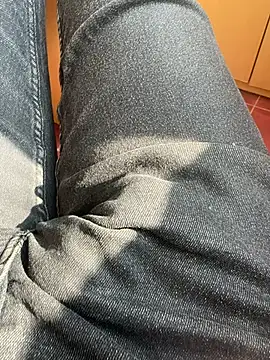 Snapshot of MAHKE12 chatting on 11/06/25, 10:05 MAHKE12 online show from 11/06/25, 10:05