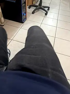 Snapshot of MAHKE12 chatting on 11/07/25, 09:31 MAHKE12 online show from 11/07/25, 09:31