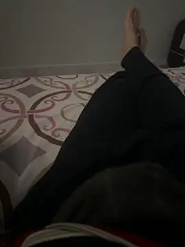 Snapshot of MAHKE12 chatting on 11/11/25, 09:37 MAHKE12 online show from 11/11/25, 09:37