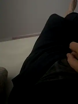 Snapshot of MAHKE12 chatting on 11/16/25, 10:04 MAHKE12 online show from 11/16/25, 10:04