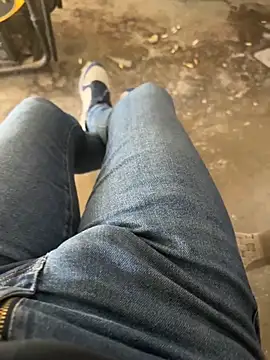 Snapshot of MAHKE12 chatting on 11/21/25, 09:19 MAHKE12 online show from 11/21/25, 09:19