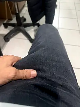 Snapshot of MAHKE12 chatting on 11/24/25, 02:39 MAHKE12 online show from 11/24/25, 02:39