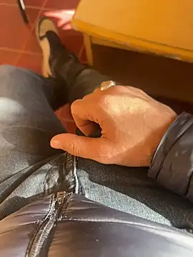 Snapshot of MAHKE12 chatting on 11/27/25, 10:28 MAHKE12 online show from 11/27/25, 10:28