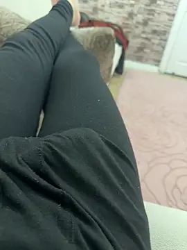 Snapshot of MAHKE12 chatting on 12/04/25, 09:12 MAHKE12 online show from 12/04/25, 09:12