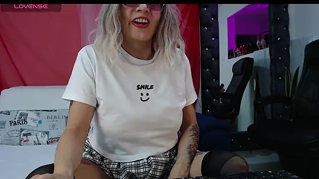 Snapshot of kimberlybirdx chatting on 11/11/25, 05:35 kimberlybirdx online show from 11/11/25, 05:35