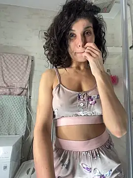 Snapshot of _CurlySue_ chatting on 02/09/25, 06:22  CurlySue  online show from 02/09/25, 06:22