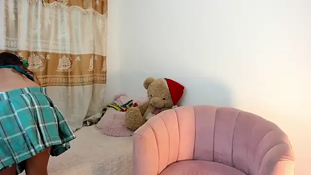 Snapshot of ValienteGirl_ chatting on 12/24/24, 11:33 ValienteGirl  online show from 12/24/24, 11:33