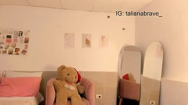 Snapshot of ValienteGirl_ chatting on 10/05/25, 03:05 ValienteGirl  online show from 10/05/25, 03:05