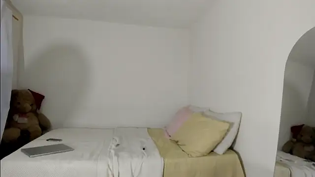ValienteGirl  online show from 06/25/26, 04:12