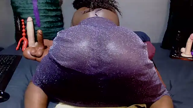 Snapshot of DarkNSpicy4U chatting on 10/10/25, 03:27 DarkNSpicy4U online show from 10/10/25, 03:27