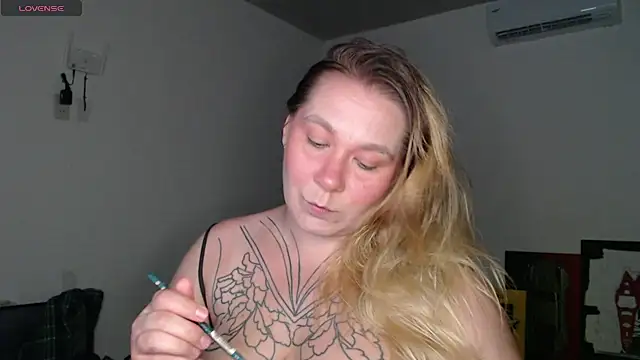 Snapshot of Enotika chatting on 11/24/25, 10:53 Enotika online show from 11/24/25, 10:53