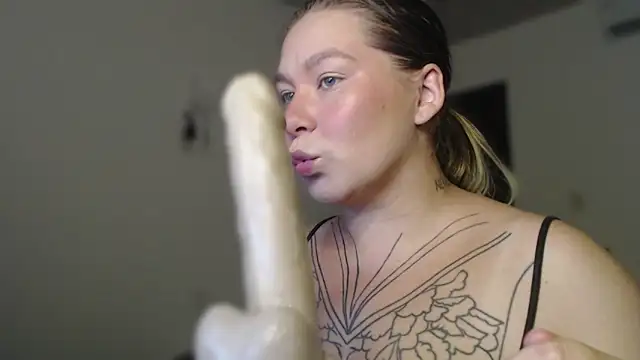 Snapshot of Enotika chatting on 12/14/25, 11:31 Enotika online show from 12/14/25, 11:31