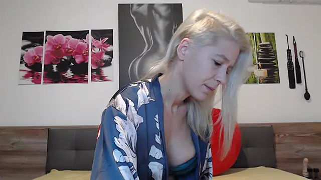 Naschkatze01 online show from 11/17/25, 07:25