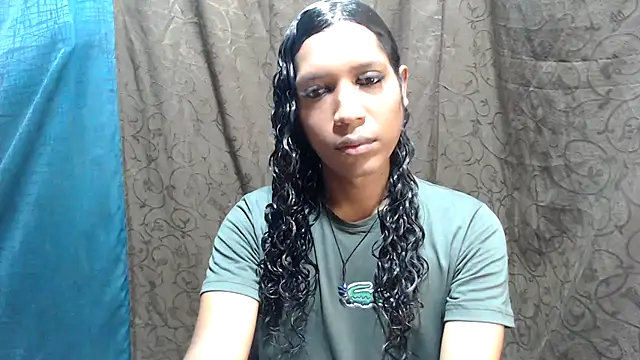 Snapshot of shairaStarr chatting on 10/22/25, 01:11 shairaStarr online show from 10/22/25, 01:11