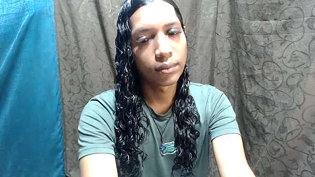 Snapshot of shairaStarr chatting on 10/23/25, 01:32 shairaStarr online show from 10/23/25, 01:32