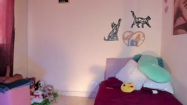 Snapshot of annyluna1 chatting on 10/15/25, 04:18 annyluna1 online show from 10/15/25, 04:18