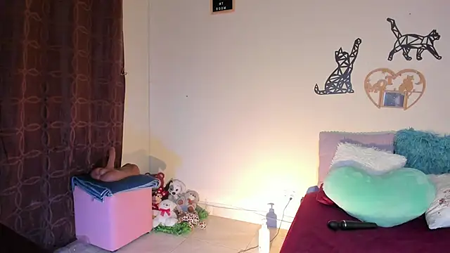 Snapshot of annyluna1 chatting on 10/21/25, 01:28 annyluna1 online show from 10/21/25, 01:28