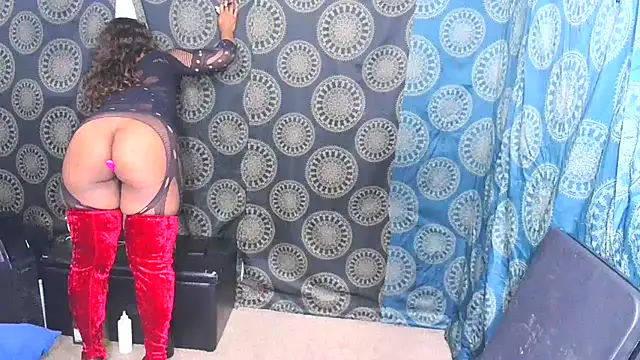 Snapshot of LunaRai chatting on 01/12/25, 04:42 LunaRai online show from 01/12/25, 04:42