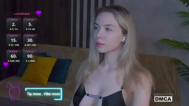 Snapshot of Holl1Would chatting on 02/03/25, 03:42 Holl1Would online show from 02/03/25, 03:42