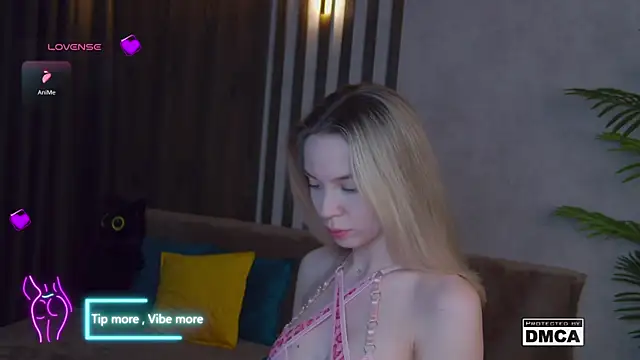 Snapshot of Holl1Would chatting on 02/16/25, 03:26 Holl1Would online show from 02/16/25, 03:26