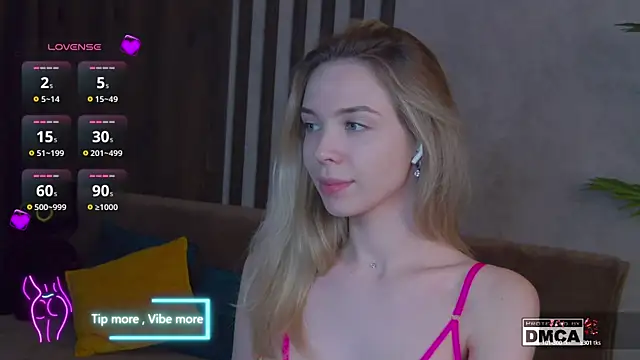 Snapshot of Holl1Would chatting on 02/23/25, 06:28 Holl1Would online show from 02/23/25, 06:28