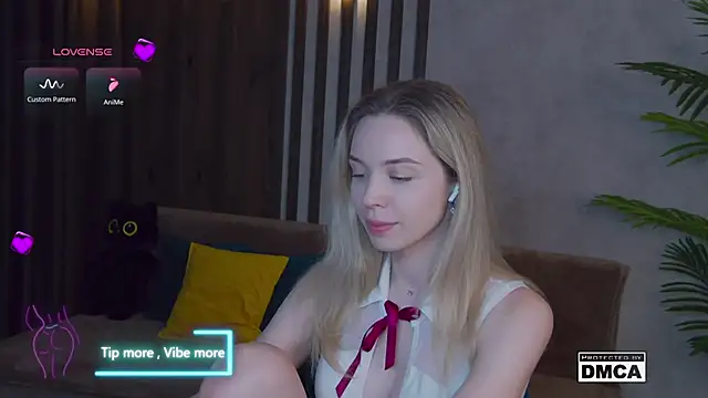 Snapshot of Holl1Would chatting on 02/23/25, 11:14 Holl1Would online show from 02/23/25, 11:14