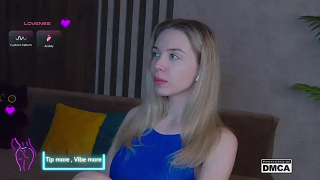 Snapshot of Holl1Would chatting on 02/26/25, 10:42 Holl1Would online show from 02/26/25, 10:42