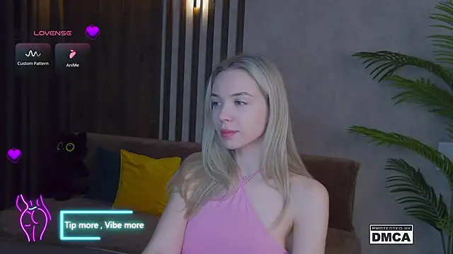 Snapshot of Holl1Would chatting on 03/04/25, 03:55 Holl1Would online show from 03/04/25, 03:55